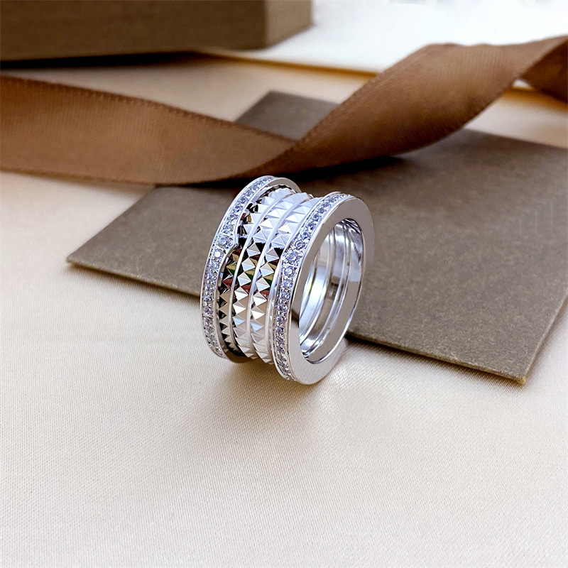Microphone plaqué or V version haute forme de diamant orange avec diamants des deux côtés bague à ressort Petit Homme Rouge Couple de Charité
