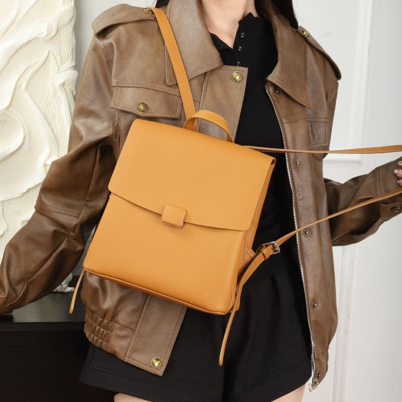 Kleiner, einfarbiger Rucack aus echtem Leder für Damen, modischer, lässiger Daypack, stylische Pendlertasche_voghion.com