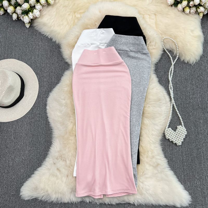 Gonna a sirena in maglia aderente con spacco sopra il ginocchio, a vita alta e lunghezza media, da donna_voghion.com