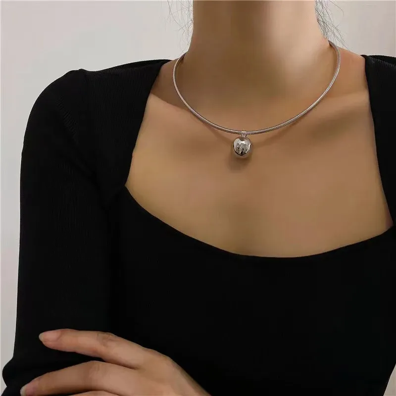 Collane Ciondolo a sfera rotonda Acciaio inossidabile Chockers Torques Collana sexy esagerata di gioielli di moda per donne coreane_voghion.com