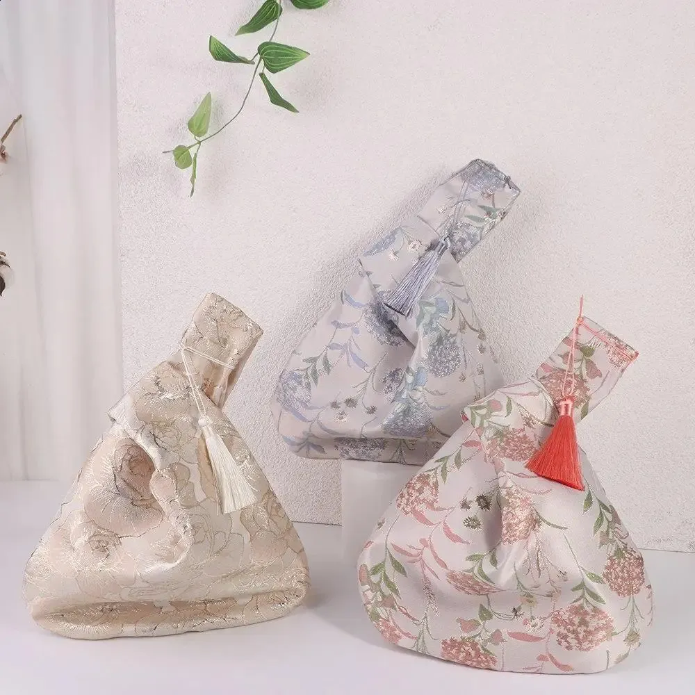 wer Anhänger Mittagessen Kosmetik Handtasche im chinesischen Stil Quaste Knoten Handgelenktasche Kleinteiltasche Cheongsam Zubehör 241120_voghion.com