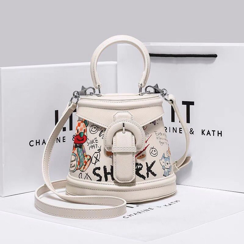 Hong Kong kauf echtes leder frauen taschen 2022 neue mode bär graffiti umhängetasche tragbare eimer tasche sommer_voghion.com