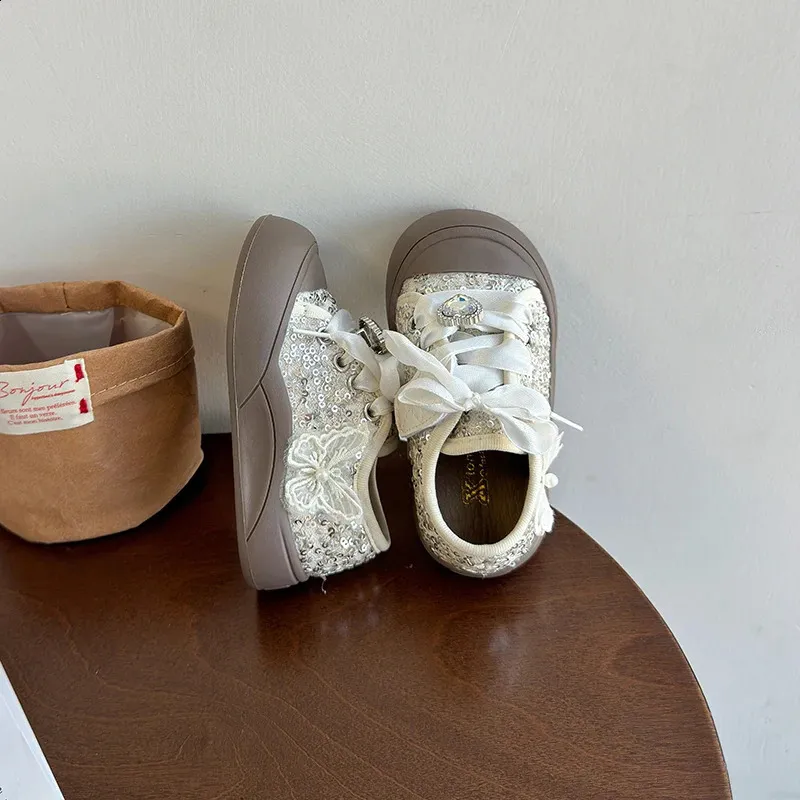 Kindersport für Frühjahr und Sommer 2024 Mädchen glänzende, weiche Sohle, rutschfeste Freizeit-Laufschuhe 240912_voghion.com