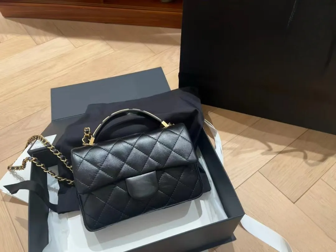 Borsa a mano con manico in smalto da 24 pence, da donna, con tracolla in pelle, con fibbia CC in metallo dorato e catena trapuntata._voghion.com