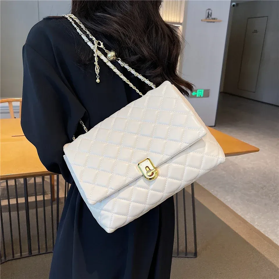 Elegante bolso bandolera acolchado de piel: bolso cruzado de diseño para mujer, con cadena grande, bolso elegante en blanco y negro._voghion.com
