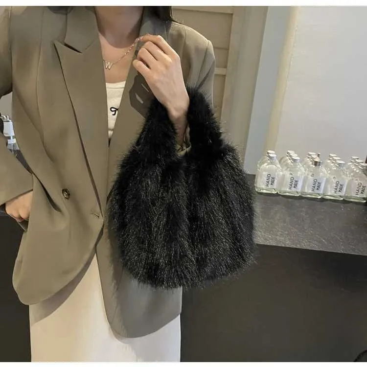 Plush Handbag For Women Large Capacity Fluffy Shoulder Bag_voghion.com