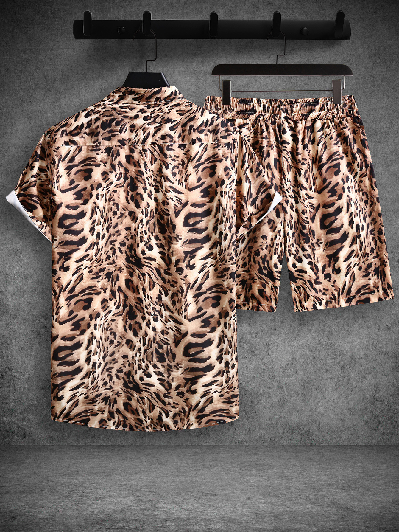 2024 Spring/Summer New Loose Casual Two piece Set Leopard Pattern Shirt for Men_voghion.com