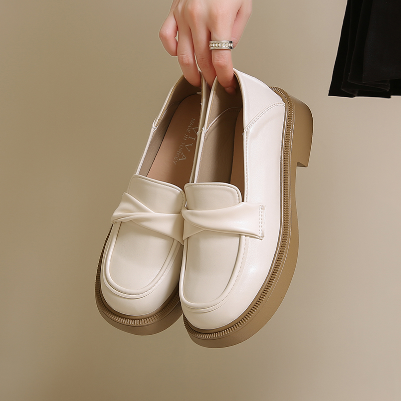 Chaussures en cuir pour femmes 2024 automne nouvelles petites chaussures en cuir rétro décontractées cent chaussures simples femmes mocassins plats de banlieue