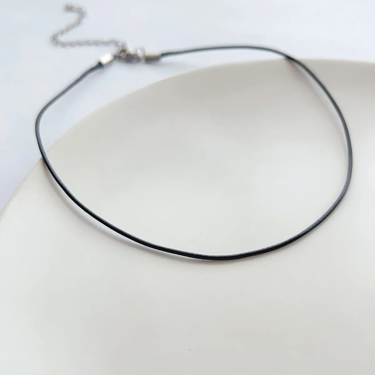 Chaînes Simple All-Over Corde De Cire Noire En Acier Inoxydable Métal Non Décoloré Ras Du Cou Chaîne De Clavicule Avec Collier Collier_voghion.com