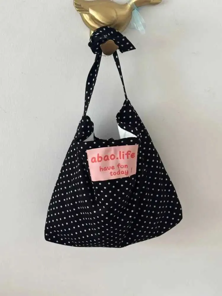 2024 Nouveau style coréen Ins Nostalgie Polka Dot Velours Côtelé Grande Capacité Lettre Impression Toile Ouverte Épaule Simple_voghion.com