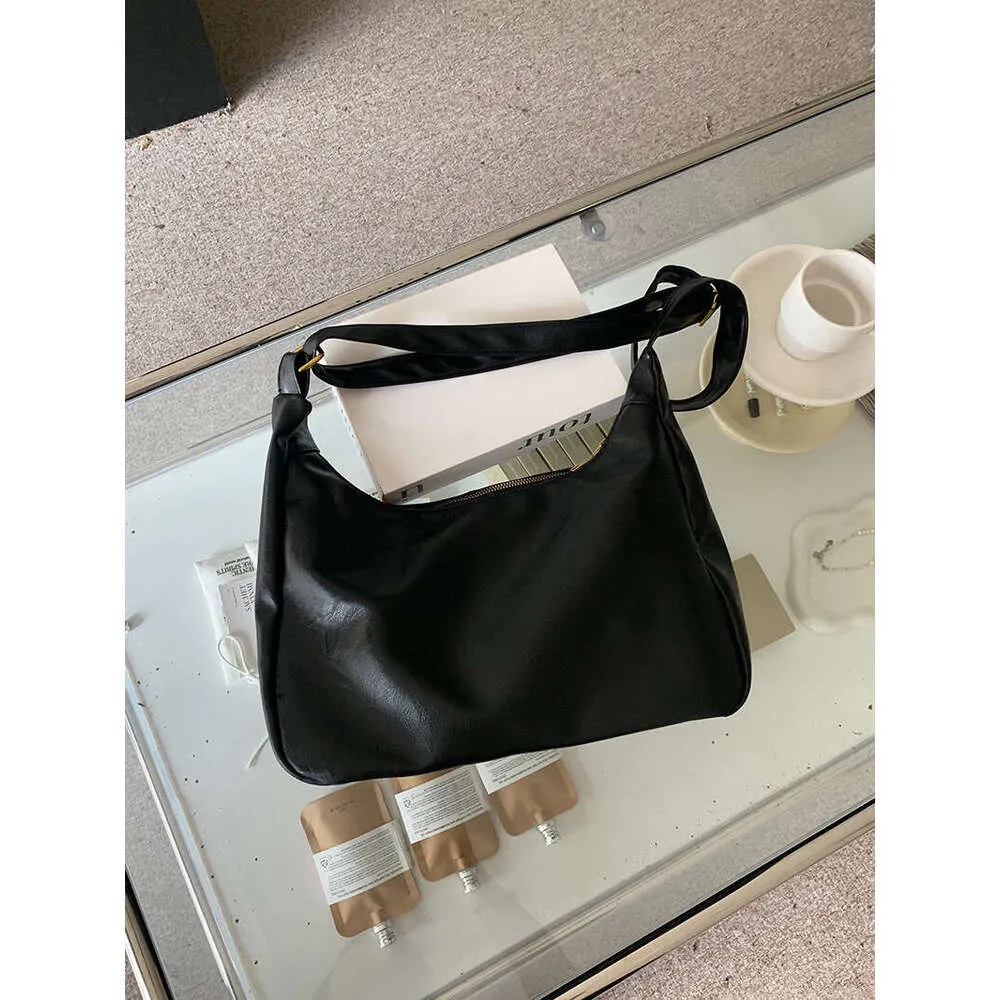 Bolsa de ombro e tote bag para mulher em couro de vaca elegante_voghion.com