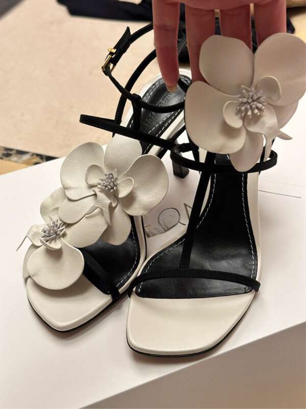 Sandali con punta aperta e fiore bianco, design di alta qualità 2025, linea dritta, tacco alto e sottile, punta quadrata, da donna_voghion.com