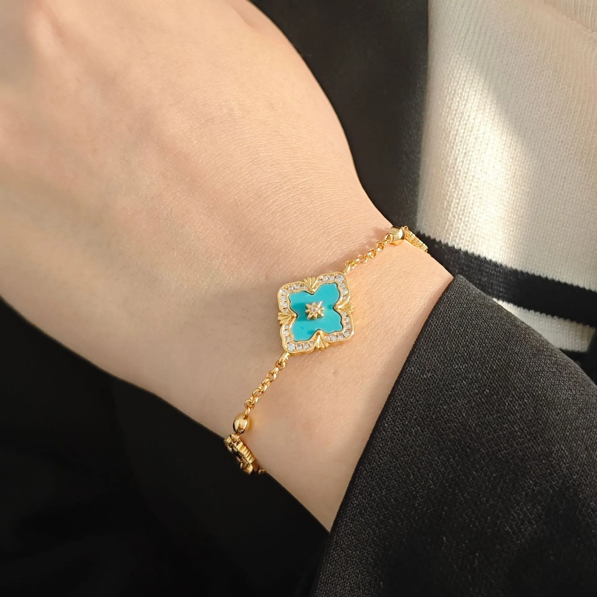 Bracelet à breloque trèfle avec fritillaire naturelle et calcédoine_voghion.com