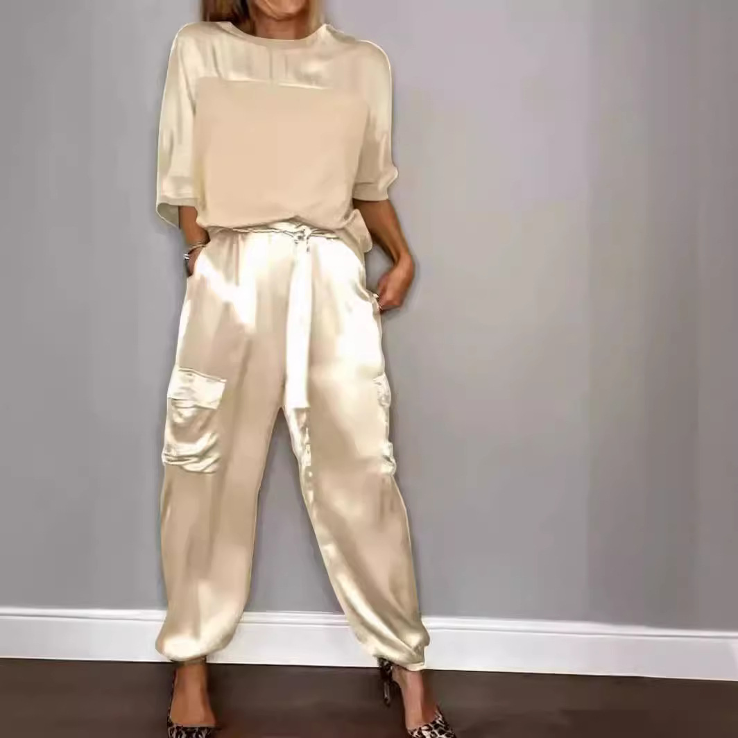 Ensemble deux pièces haut à manches courtes et pantalon en satin lisse pour femme