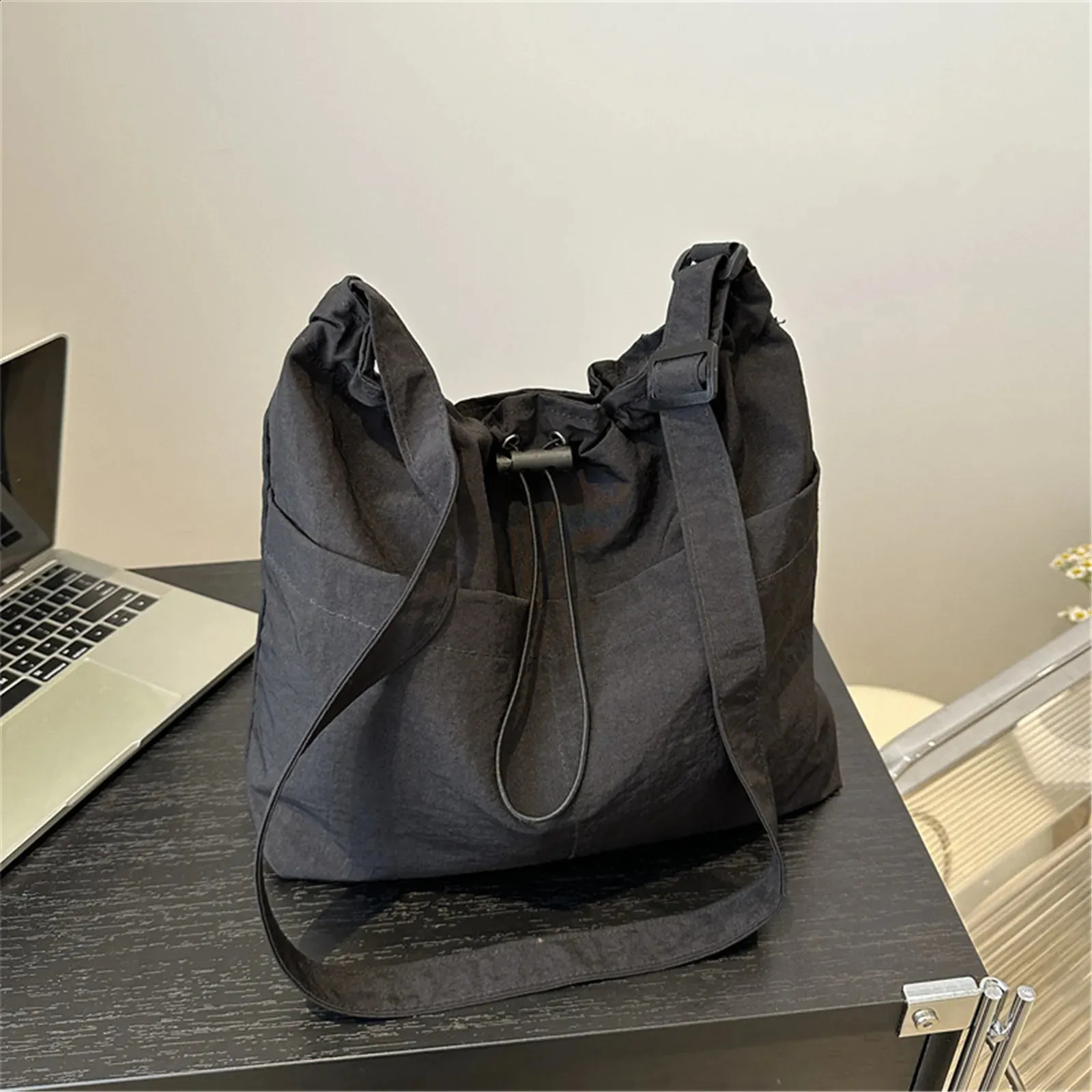 Sac à bandoulière polyvalent de grande capacité pour femme, sac à main fourre-tout minimaliste léger pour l'été 240827_voghion.com