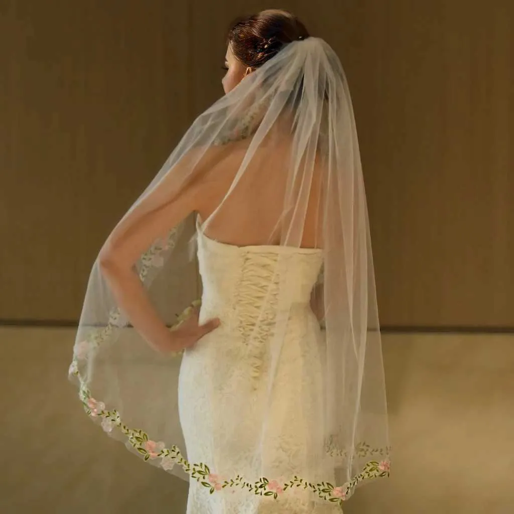 Bijoux de cheveux V199 Voile de mariée court, doux et élégant, bordé de dentelle, longueur du bout des doigts, avec peigne, robe de mariée parfaite_voghion.com