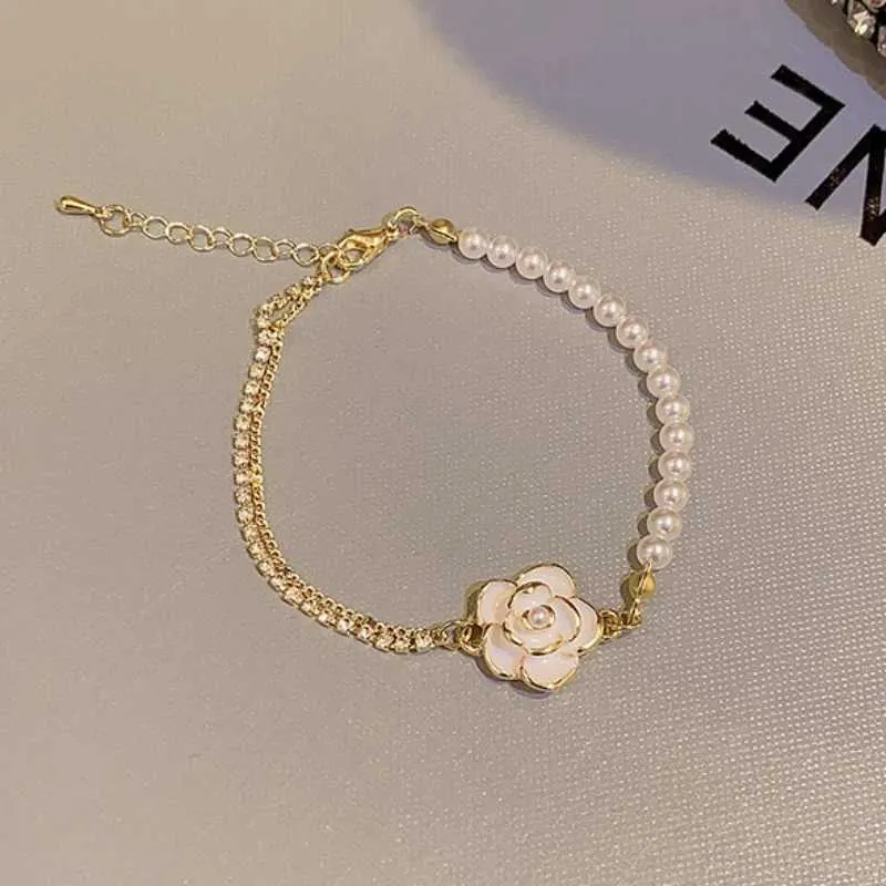 Pulsera de moda con perla camelia y circonita para mujer_voghion.com