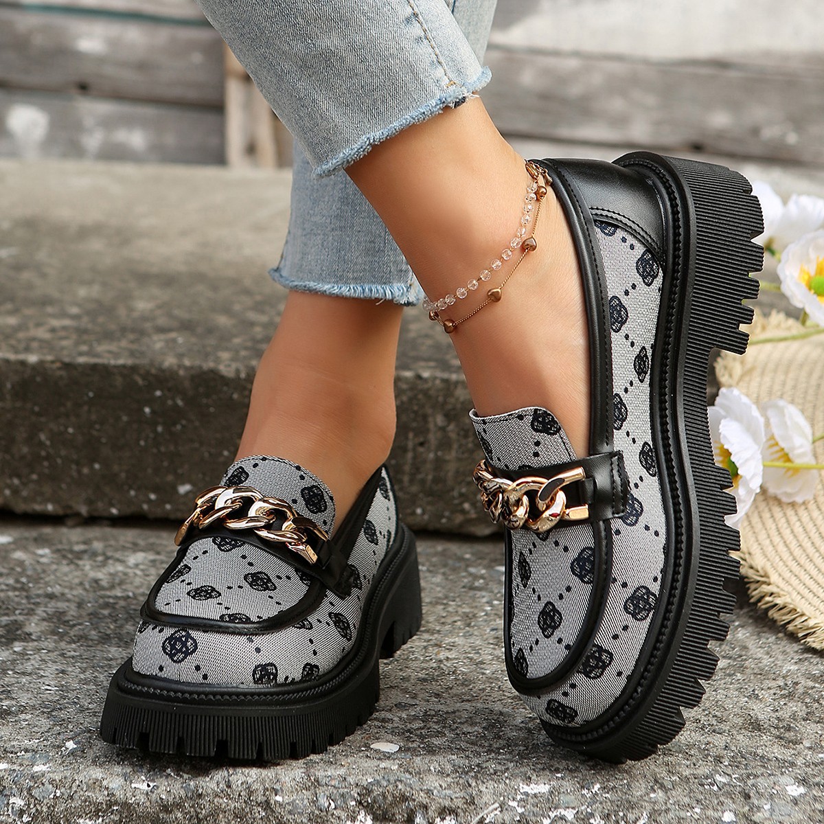 Zapatos de mujer nuevos zapatos de mujer de gran tamaño que mejoran la altura plataforma versátil zapatos pequeños de cuero