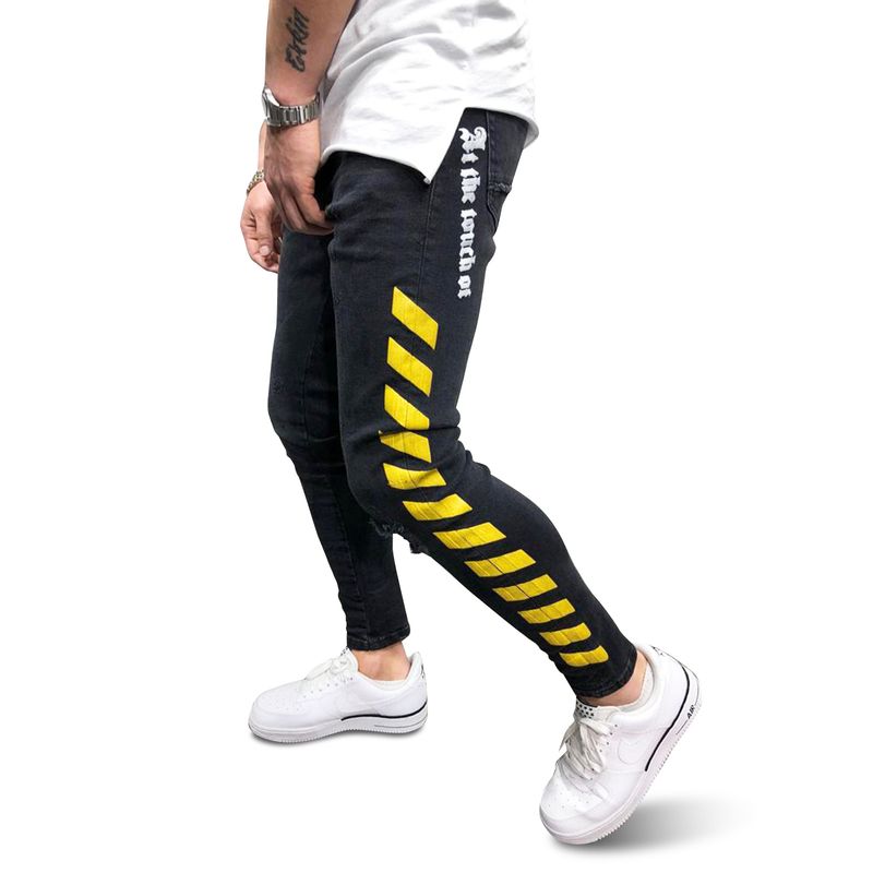 Chino in denim hip-hop nero stampato alla moda strappato da uomo_voghion.com
