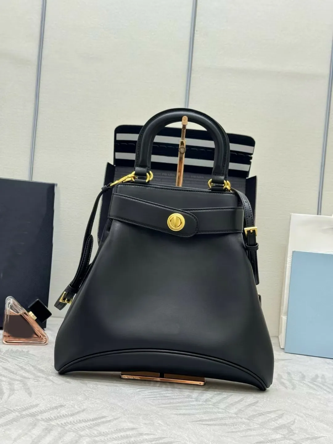 10A Top Handle Handbags Quality Designer Calfskin Leather Waist Belt Hobo Bags Gold-tone Hardware Twistlock Buckle Long_voghion.com