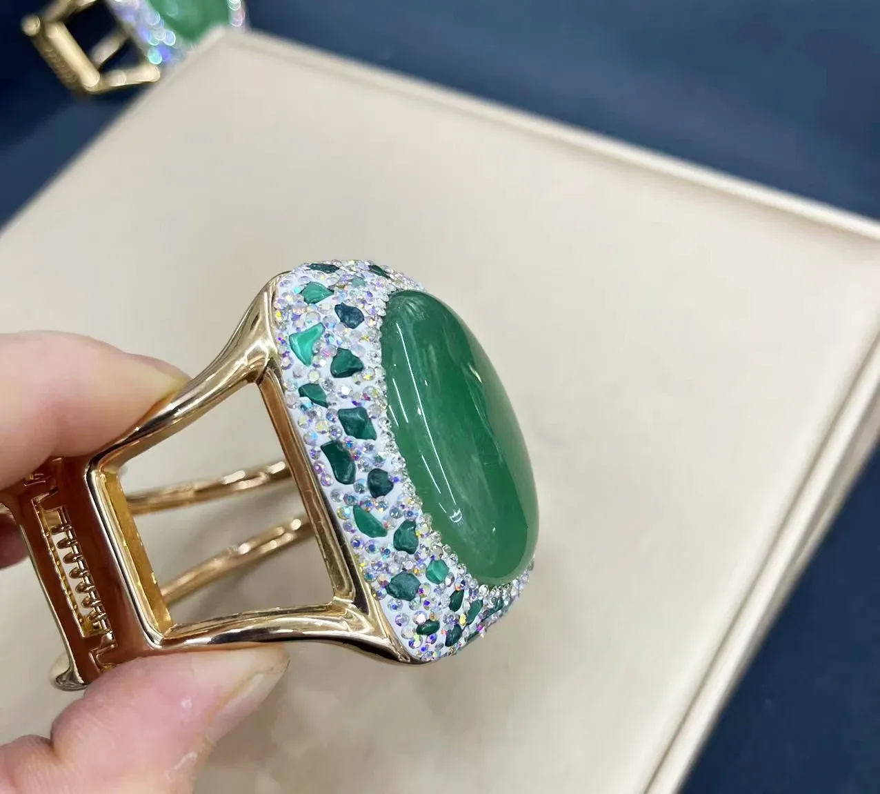Brățară deschisă cu cristale de jad verde malaezian cu cadru larg pentru femei, placată cu aur, plină de pietre prețioase mici, personalizată la modă_voghion.com
