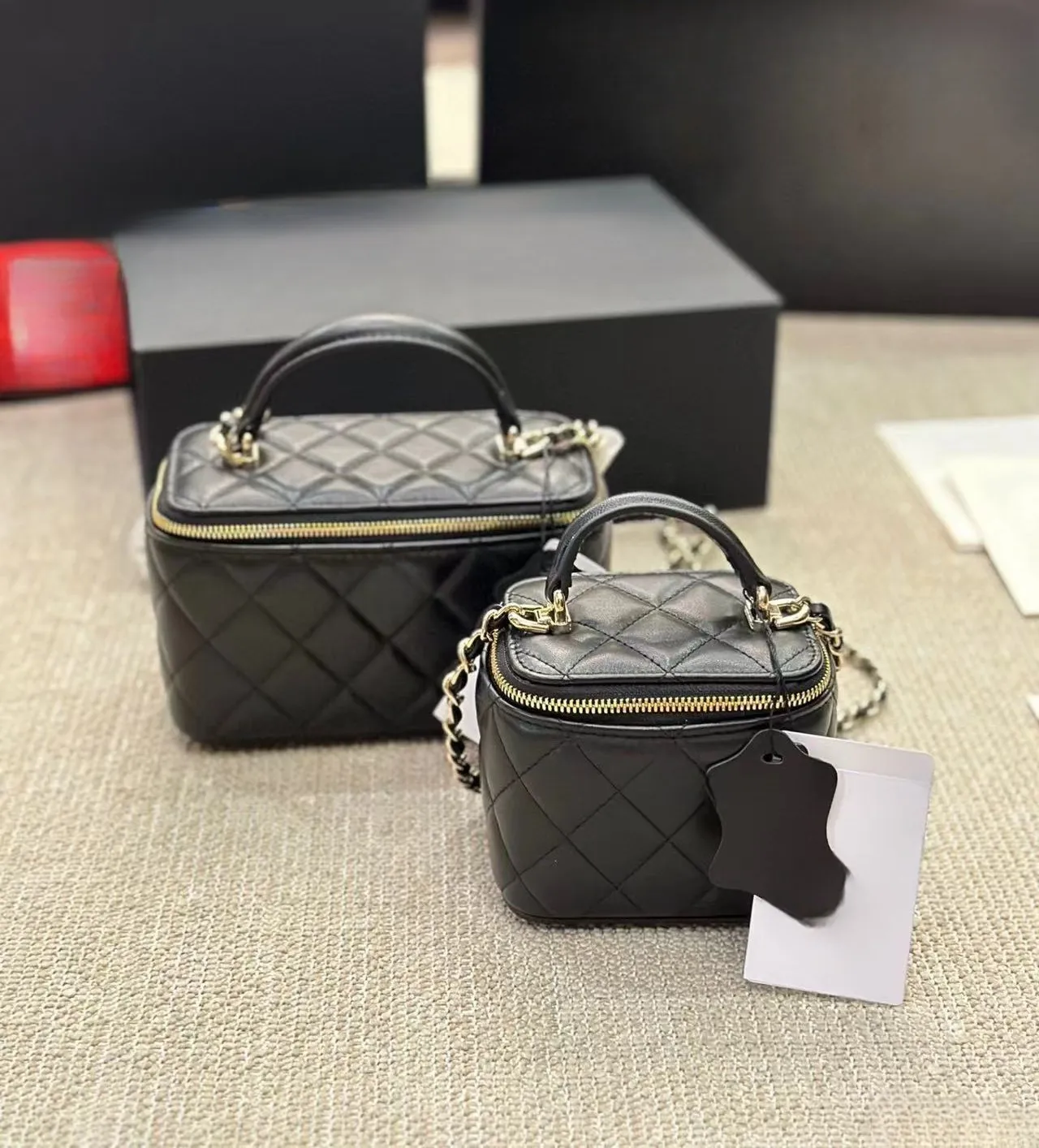 7A Schwarze Damen-Kosmetikbox, Designer-Taschen mit Griff oben, gesteppte Matelassé-Kette, Crossbody-Schulter, Kosmetiktasche_voghion.com