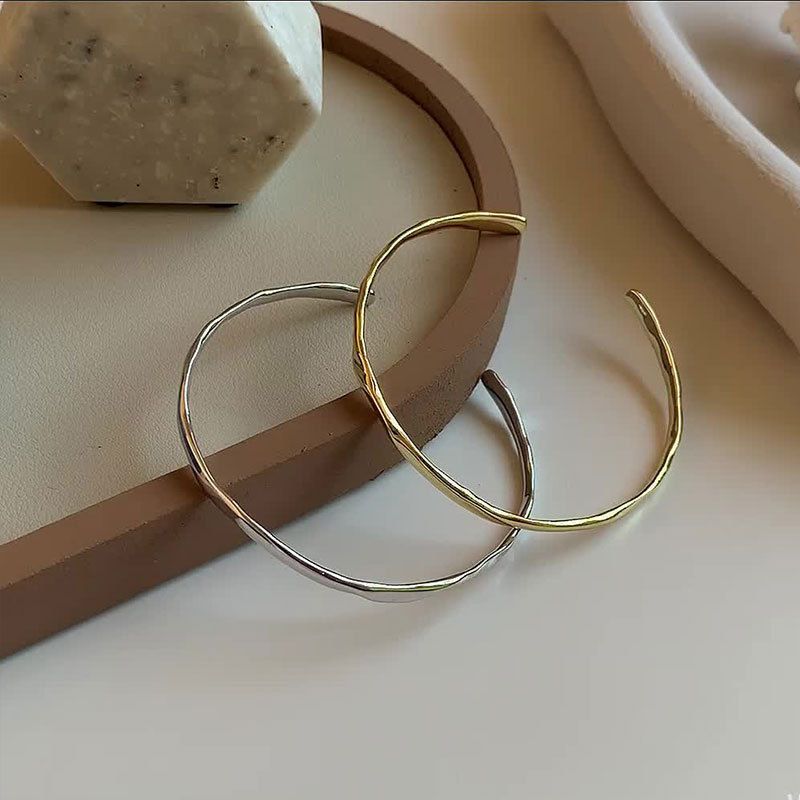 Bracciale Sterg Sier con texture concava irregolare per donna, con elegante rimbalzo di luce fredda e stile piatto_voghion.com