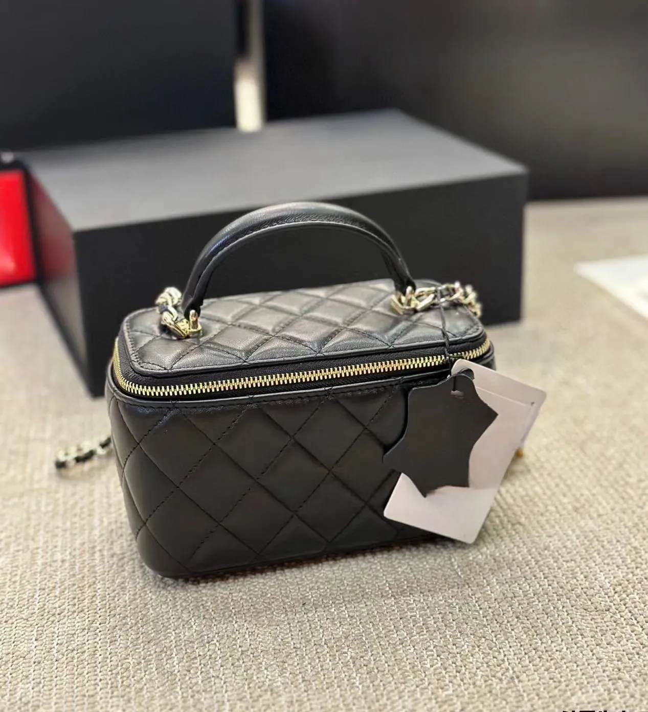 7A Schwarze Damen-Kosmetikbox, Designer-Taschen mit Griff oben, gesteppte Matelassé-Kette, Crossbody-Schulter, Kosmetiktasche_voghion.com