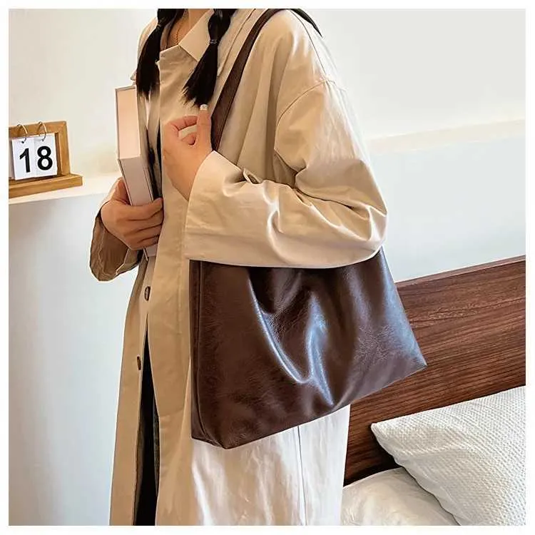 Lightweight PU soft leather large capacity womens shoulder lower arm buckle casual style makeup bag Y241123_voghion.com