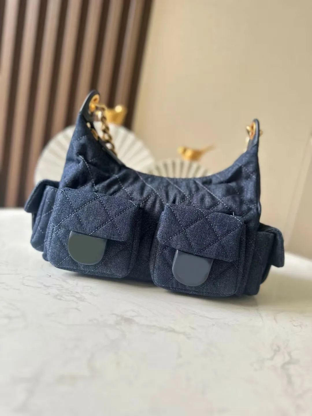 Borsa a tracolla in denim blu scuro, quattro tasche, stile hippie, di alta qualità, in tessuto morbido, con finiture dorate e chiusura con cerniera, catene pesanti._voghion.com