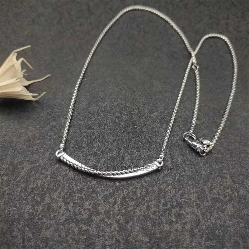 Halsband med hänge smile design och sammanflätade öglor_voghion.com
