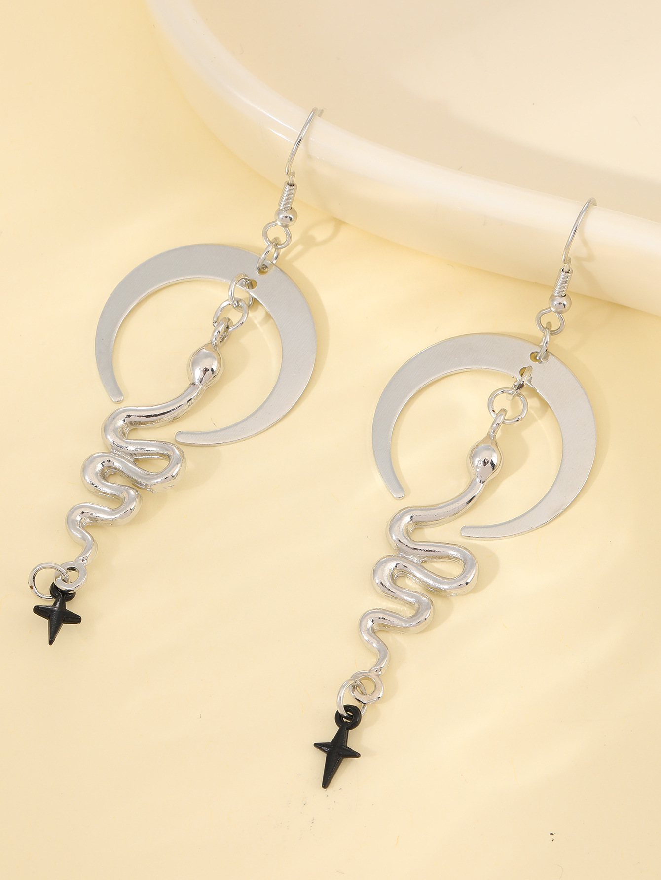 Kreative hohle Schlangenanhänger-Damenohrringe im böhmischen Ethno-Stil mit Stern- und Mondmuster-Anhängerohrringschmuck Direktverkauf_voghion.com