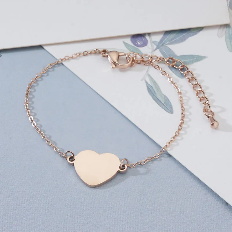 Pulseiras de charme Pulseira de coração personalizada personalizada para mulheres Pingentes de aço inoxidável Joias gravadas_voghion.com