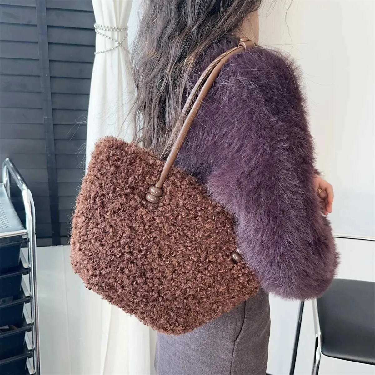 Bolso de hombro de felpa para mujer, de moda, liso, suave, informal, de lana de cordero, de gran capacidad, ligero, para uso diario._voghion.com