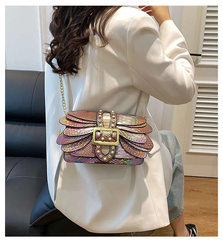 Borsa donna a tracolla con catena e motivo a serpente_voghion.com