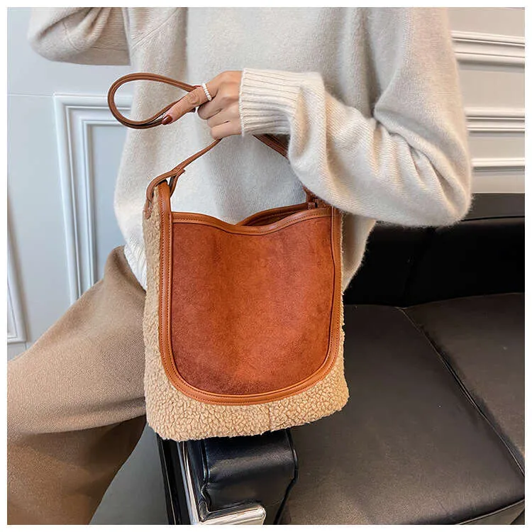 Grand sac à bandoulière de grande capacité pour femme 2023, nouveau sac fourre-tout en laine d'agneau d'automne et d'hiver en peluche, sac seau à une épaule_voghion.com