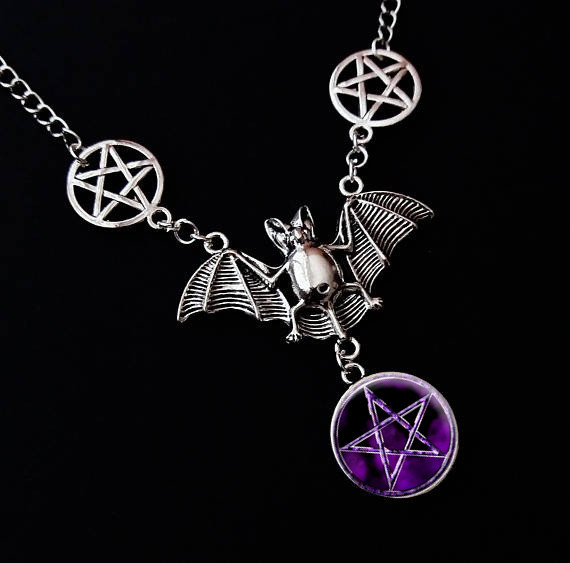 Collane Moda Gotico Pipistrello Volante con Collana Pendente Pentagramma in Vetro Viola_voghion.com