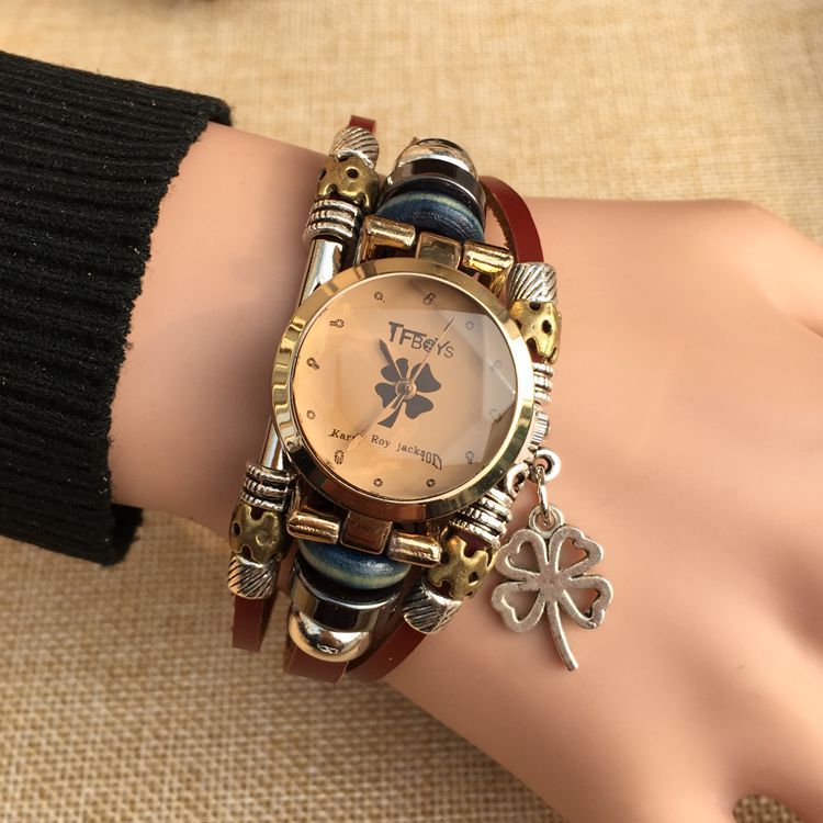 Montre femme modèle coréen mode strass bracelet en cuir de vachette étudiant trèfle à quatre feuilles bracelet montre Mme montre à quartz