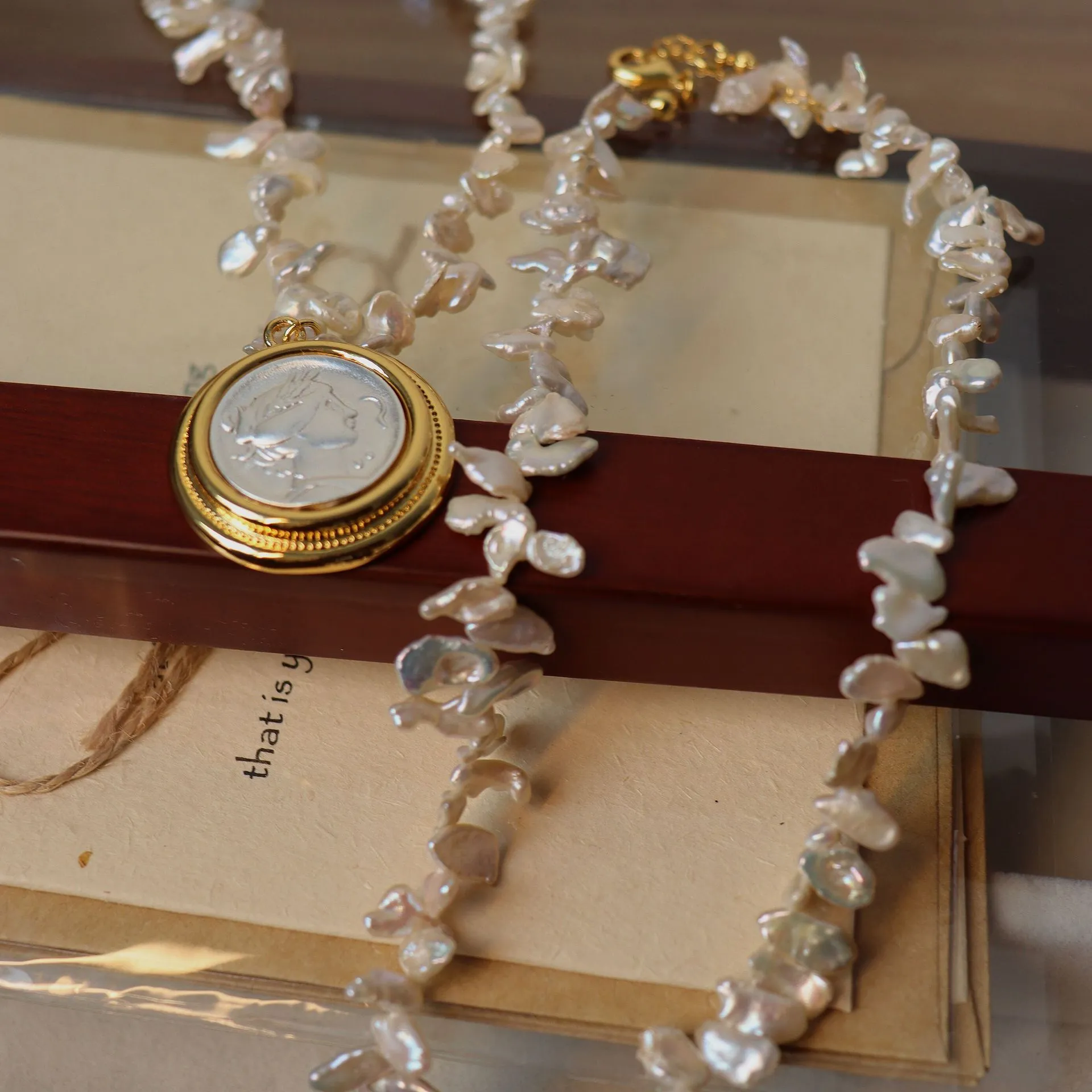 Chaînes Collier en or électrolytique haut de gamme avec pendentif exquis en forme de pièce de monnaie antique et perle baroque_voghion.com