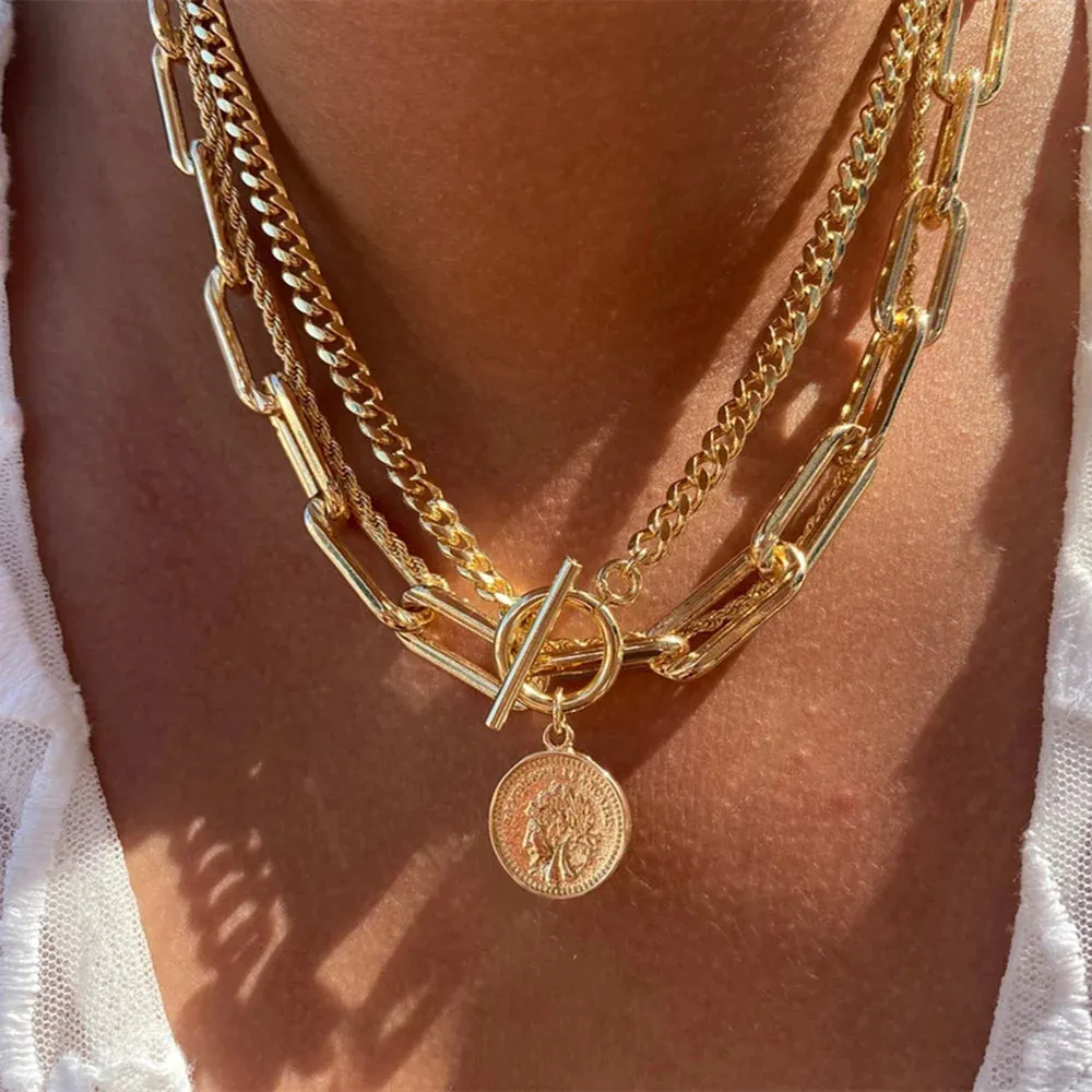 Collier multicouche avec pendentif pièce jésus marie doré_voghion.com