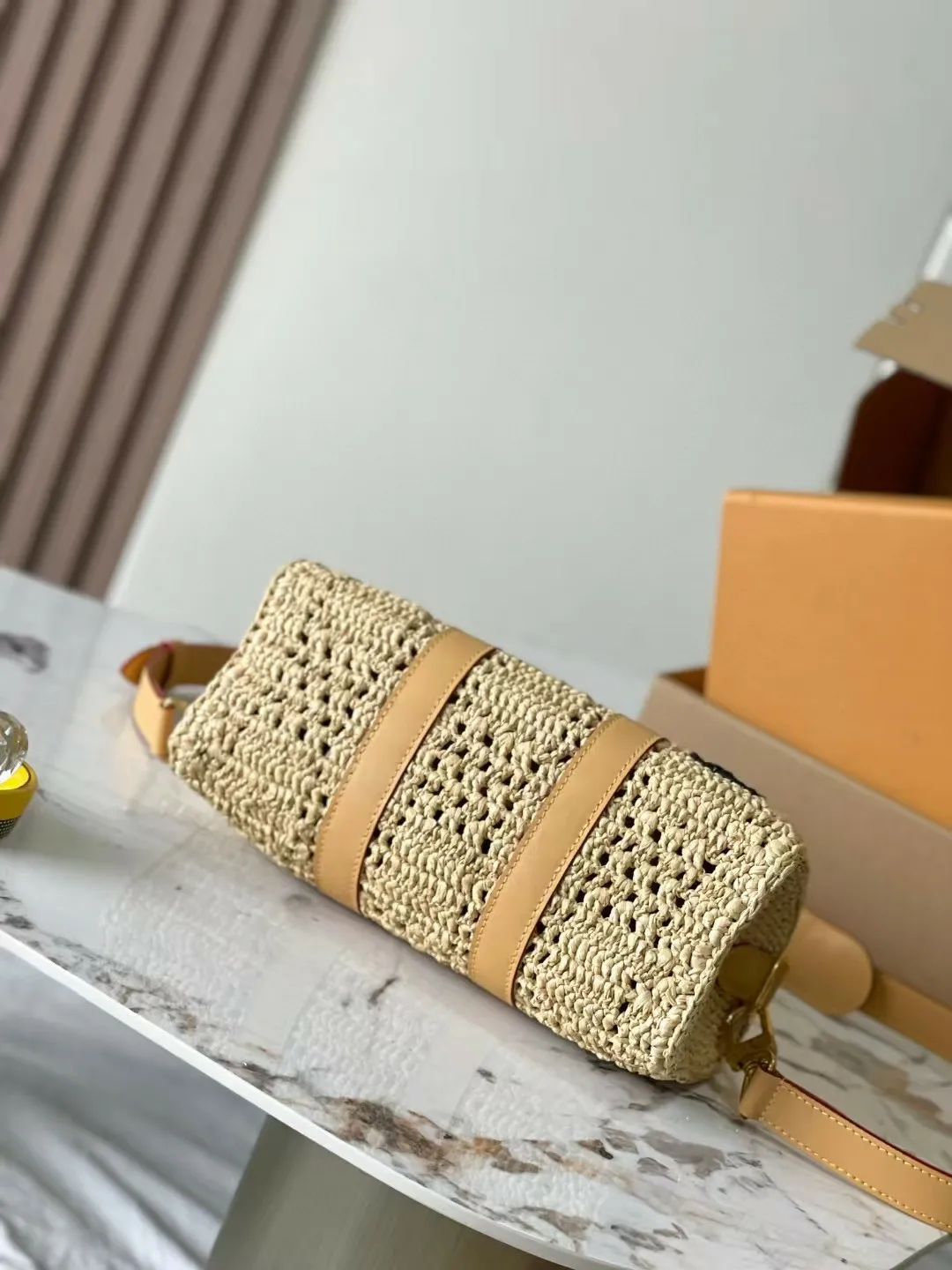 Borse da spiaggia di design di alta qualità in foglia di palma intrecciata, traforate, in rafia e pelle, con tracolla lunga e finiture dorate._voghion.com