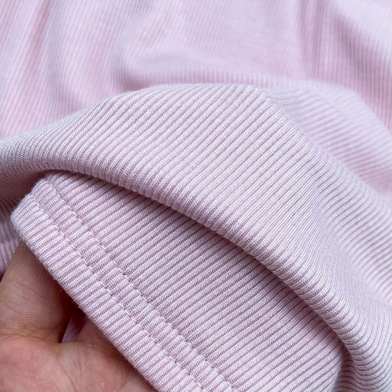 Gonna a sirena in maglia aderente con spacco sopra il ginocchio, a vita alta e lunghezza media, da donna_voghion.com