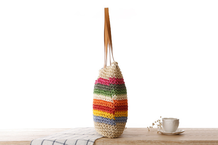 Neue kontrastierend gestreifte Einzelschultertasche aus gewebtem Papier Regenbogen-Stil, Strandtasche, Damentasche im_voghion.com