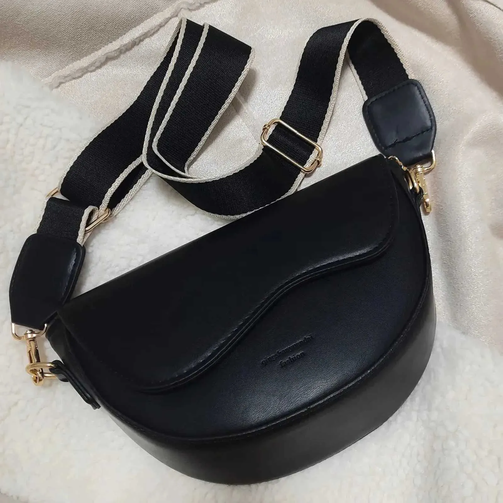 2024 Texture Kleine Retro Vielseitige Crossbody Mode Eine Schulter Unterarm Sattel Tasche Damen Stilvolle RucksackC241216_voghion.com
