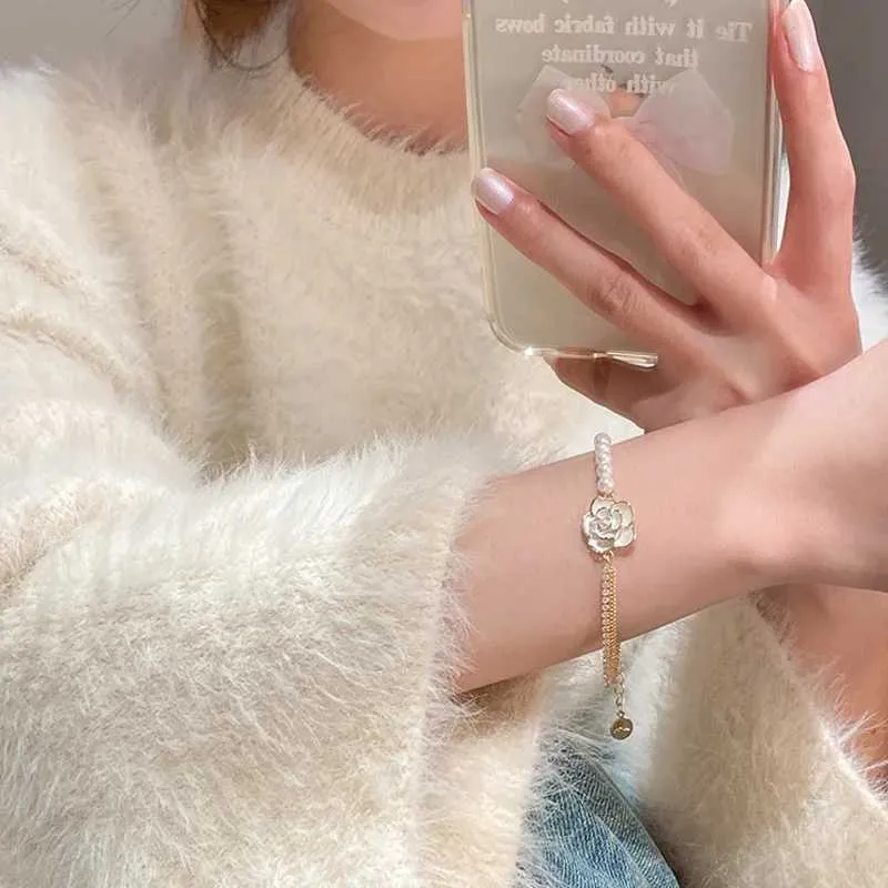 Pulsera de moda con perla camelia y circonita para mujer_voghion.com