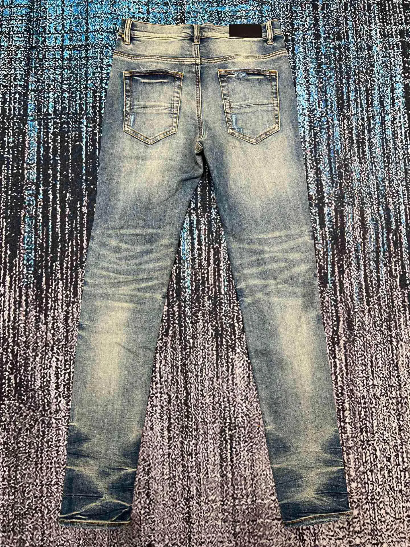Jeans attillati da uomo con toppa in pelle retrò 241205_voghion.com