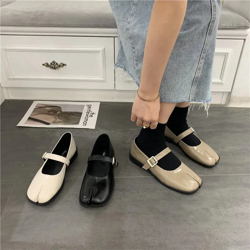 Novelty Split Toe Mary Jane Flat Shoes For Women In Leather_voghion.com
