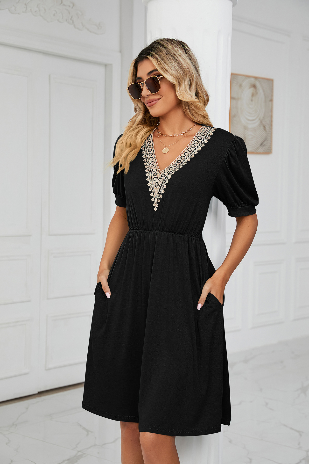 Damenkleid mit V-Ausschnitt und kurzen Ärmeln, mit festem Spitzenaufnäher_voghion.com