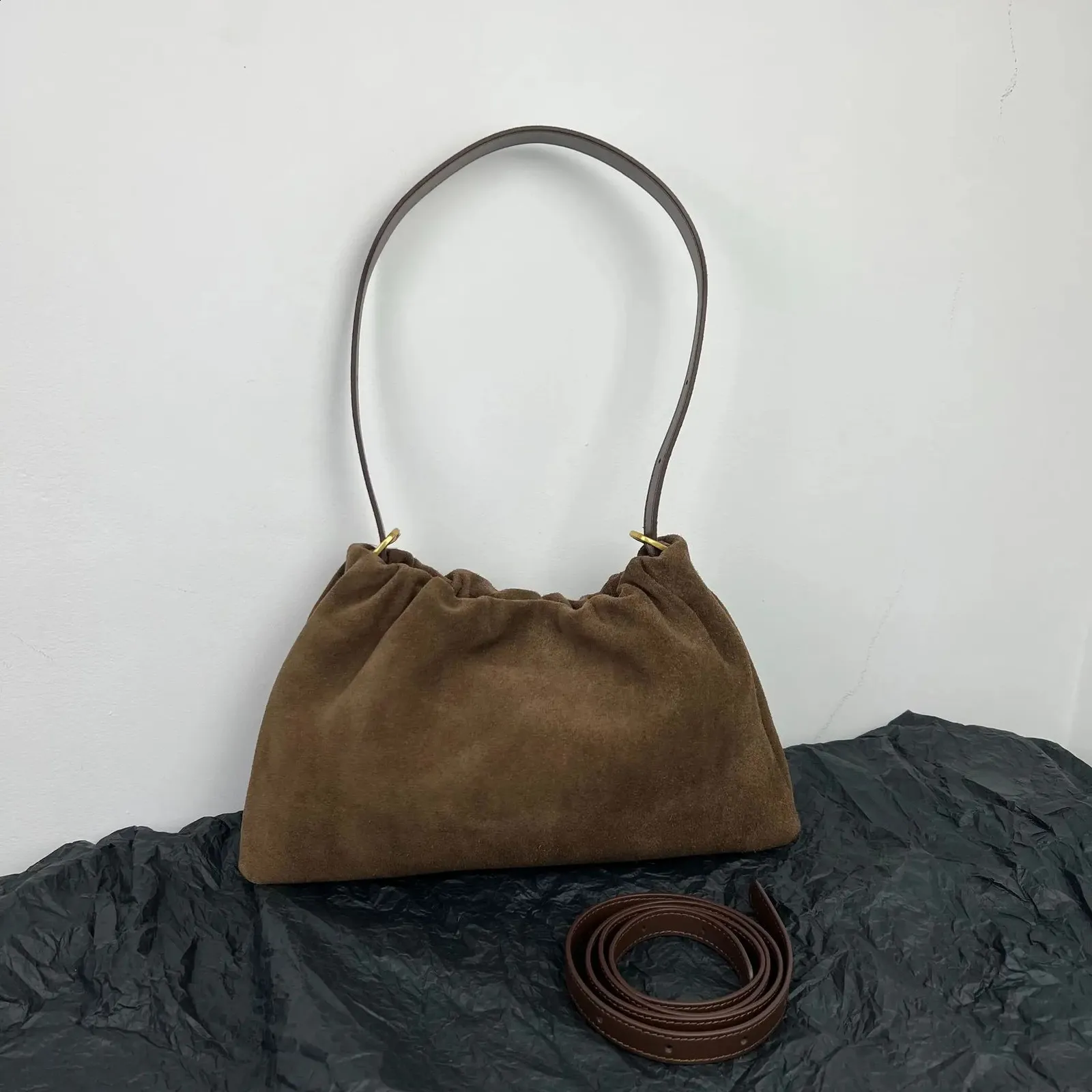 Borsa a spalla e borsa a mano in camoscio da donna con due cinghie_voghion.com