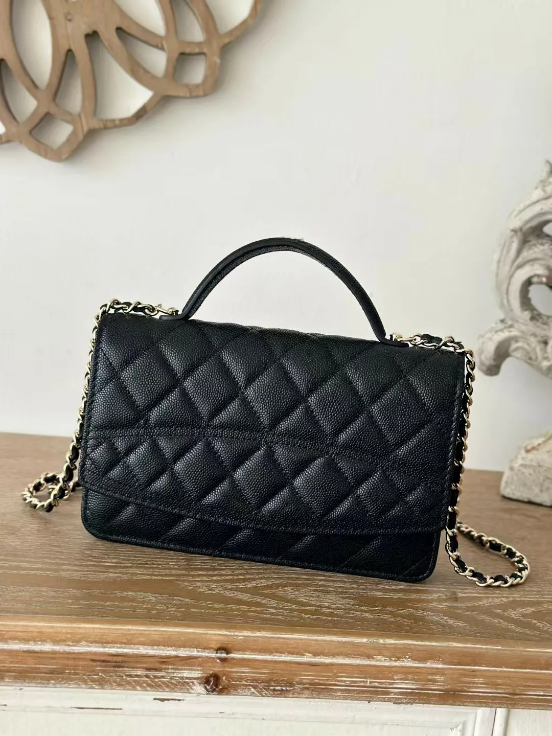 Elegante borsa a mano con manico superiore: borsa a mano in pelle con finiture dorate e tracolla a catena - raffinata borsa da sera_voghion.com